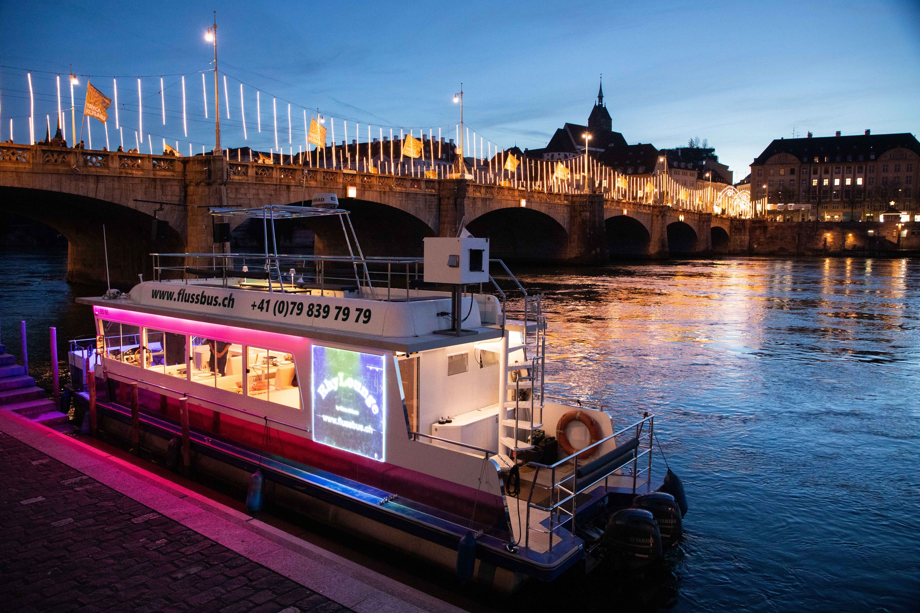 Die beleuchtete RhyLounge an der Mittleren Brücke in Basel